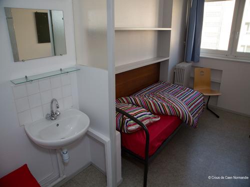 lavabo dans la chambre / douche et WC sur le palier